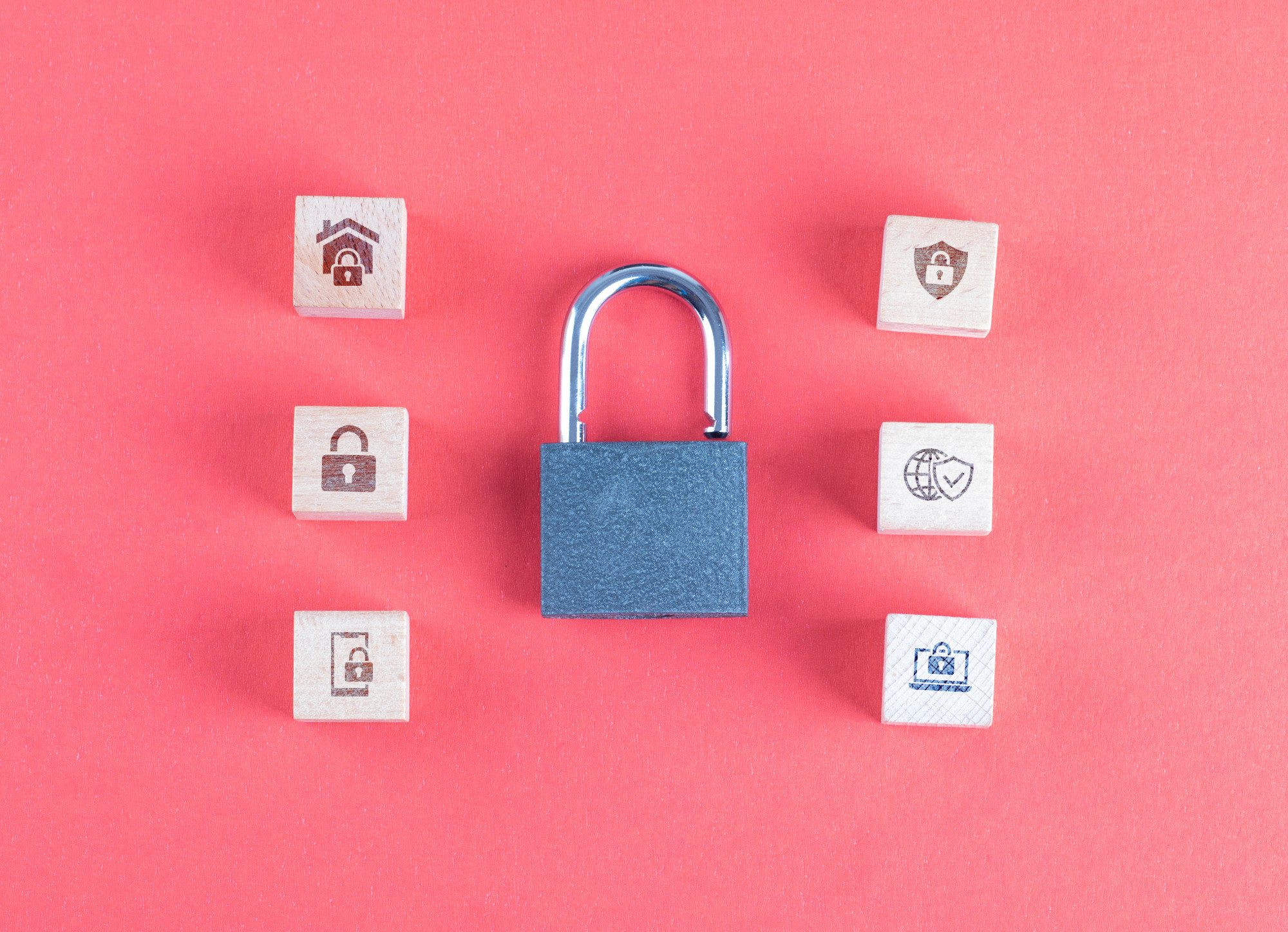Cadenas entouré de cubes en bois gravés d'icônes sur les données personnelles.